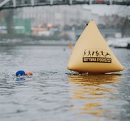 pływak w Brdzie przepływa obok bojki Aktywna Bydgoszcz