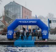 zawodnicy na brzegu Brdy pod brama pneumatyczna sponsora aqua speed