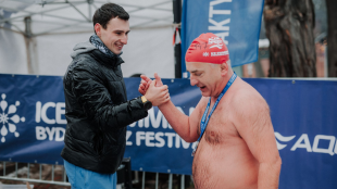 wolontariusz gratuluje zawodnikowi na mecie